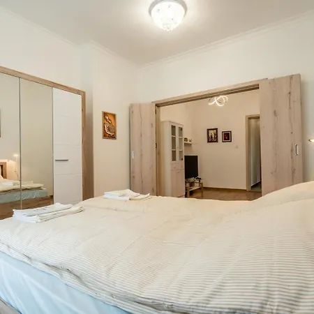 Modern Comfort In Sofia's Heart Апартаменты *